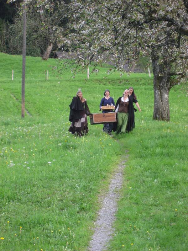 The first guests arrive