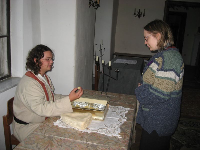 Priest of Almrupp in discussion with Priestess of Entah