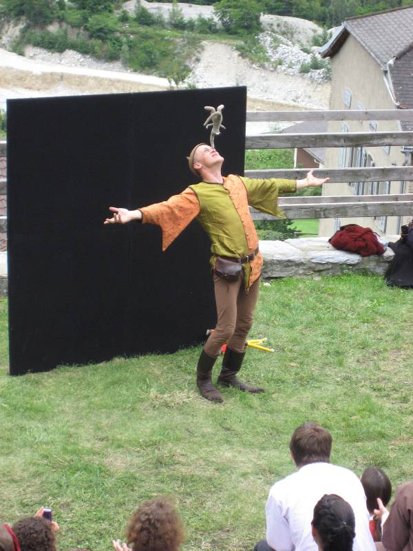 Forzarello balancing with a coati-mundi