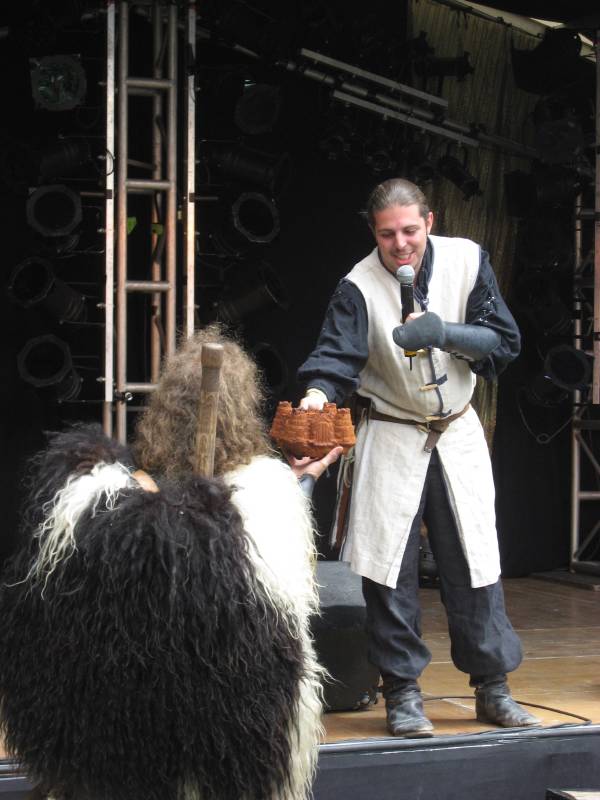 Thyrion presenting the Cake to the Winner of the costume competition