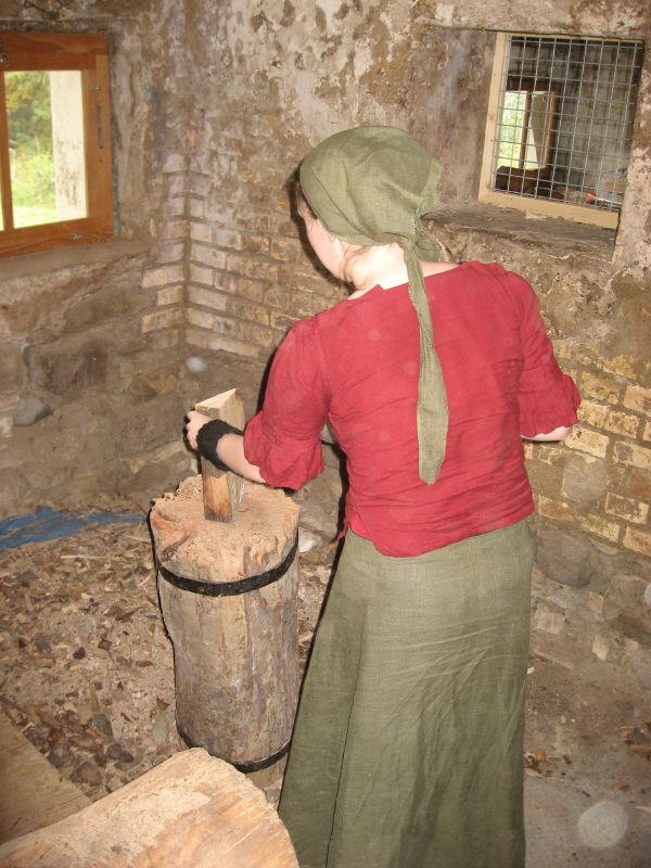 Zille Waidmann chipping wood