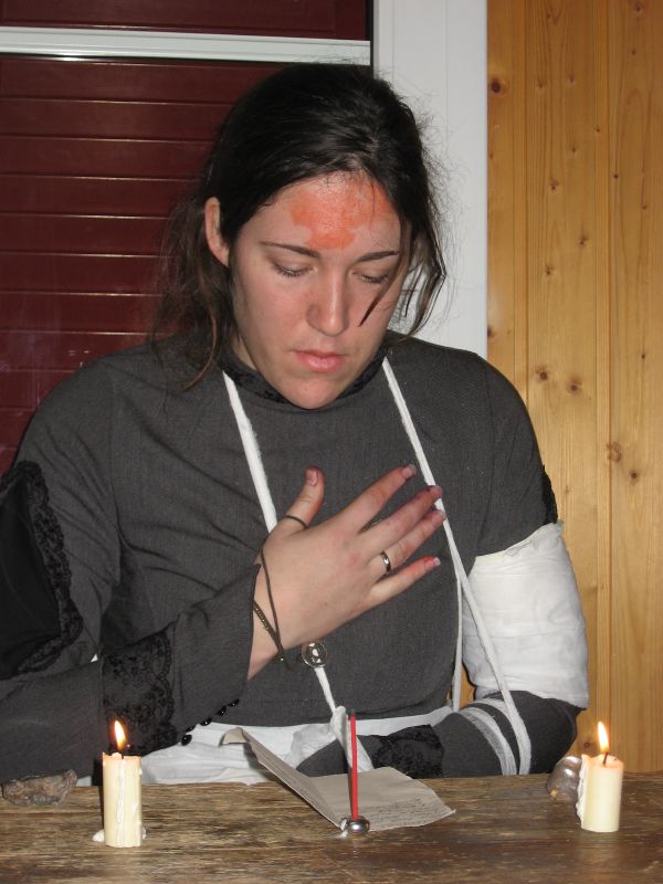 Islin speaks a spell of protection